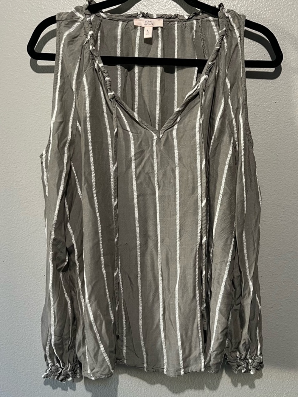 COMO VINTAGE Olive green striped cut out shoulder flowy Top Size L